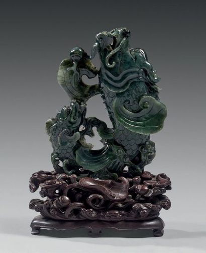 CHINE Vase en néphrite vert épinard, en forme de deux poisson-dragons sortant des...