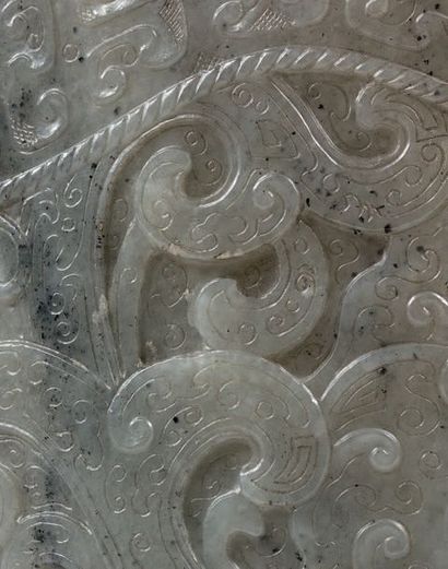 CHINE Vase rhyton en néphrite céladon et brune, à décor en relief d'un masque de...