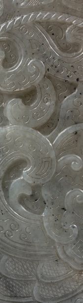 CHINE Vase rhyton en néphrite céladon et brune, à décor en relief d'un masque de...