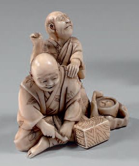 JAPON - Epoque MEIJI (1868 - 1912) Okimono en ivoire, personnage agenouillése faisant...