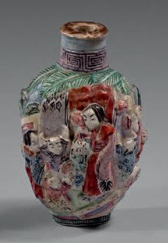 CHINE - Vers 1900 Deux flacons tabatières, l'un en agate grise décorée dans une veine...