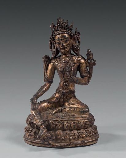 TIBET - Fin XIXème siècle Statuette de Tara verte en bronze doré, assise en rajalilasana...