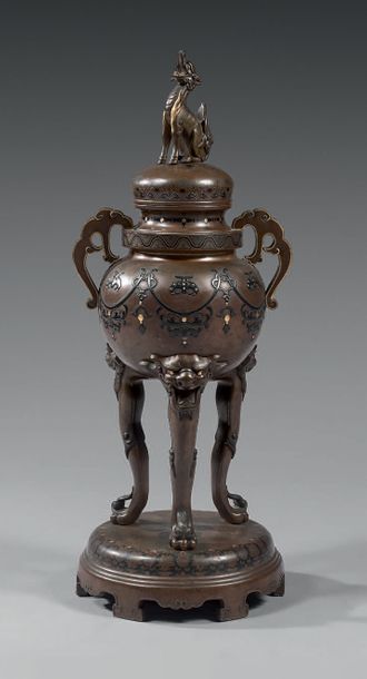JAPON - Epoque MEIJI (1868 - 1912) Brûle-parfum tripode à deux anses en bronze à...