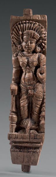 INDE Bois de char sculpté de Kali debout en léger tribhanga sur un socle en forme...
