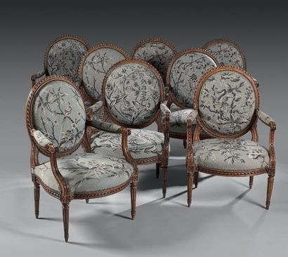 null Suite de huit fauteuils à dossier médaillon en hêtre mouluré et sculpté à décor...