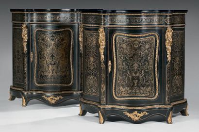 null Paire de meubles à hauteur d'appui en marqueterie dite «Boulle» de laiton et...