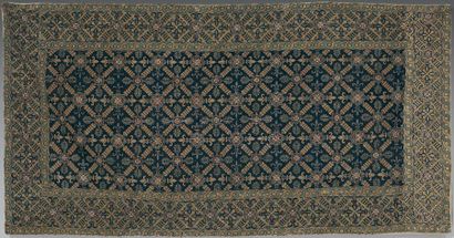 null Rare tapis de table brodé de différents points sur un canevas, XVIIe siècle,...