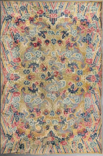 null Rare tapis de Chine en soie et brochage de fils métalliques, début XXe siècle.
Ce...
