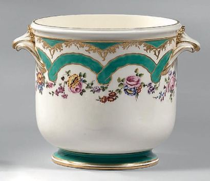 null * Paire de «seaux à demi-bouteille ordinaire» en porcelaine de Sèvres du XVIIIe...