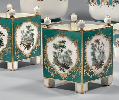 null * Paire de «caisses à fleurs carrées» (1ère grandeur) en porcelaine de Sèvres...