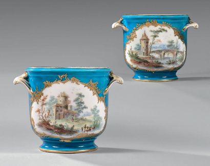 null * Paire de «seaux à liqueur ronds ordinaire» en porcelaine de Vincennes du XVIIIe...