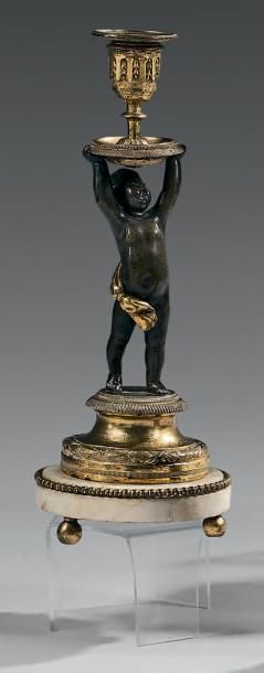 null Paire de bougeoirs en bronze ciselé, patiné ou doré, sous la forme d'un putto...