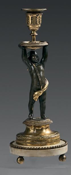 null Paire de bougeoirs en bronze ciselé, patiné ou doré, sous la forme d'un putto...