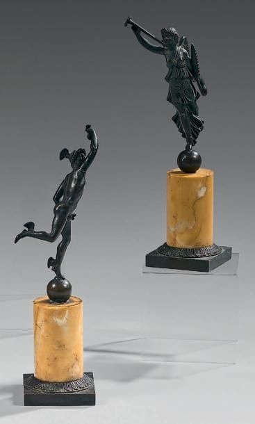null Paire de statuettes en bronze ciselé ou patiné et marbre jaune de Sienne représentant...