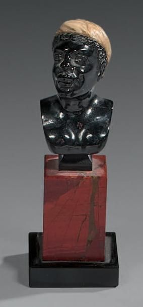 null Buste de Nubienne en jais et corail blanc; elle est représentée la tête légèrement...