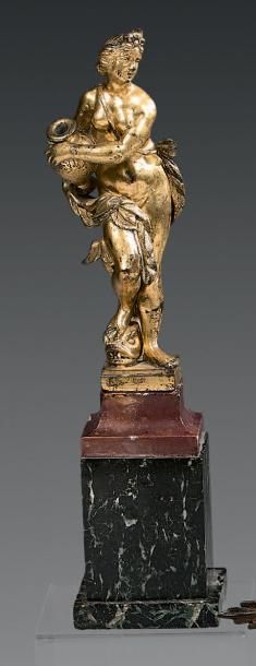 null Statuette en bronze ciselé et doré représentant Amphitrite tenant un vase à...