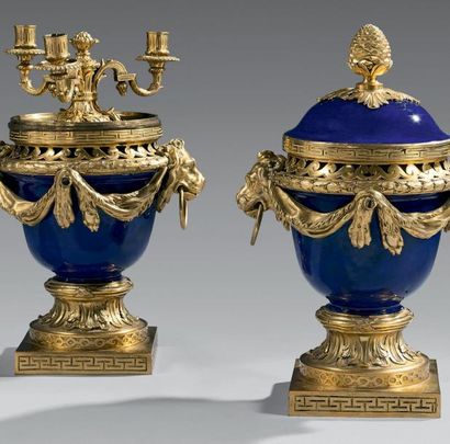 null Paire de vases formant girandoles en bronze ciselé ou doré et porcelaine à fond...