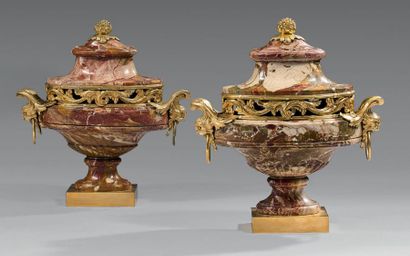 null Paire de vases navettes formant pots-pourris en marbre brèche rouge d'Italie...