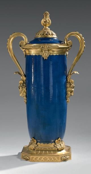 null Important vase couvert en porcelaine de la Chine bleue poudrée; de forme rouleau,...
