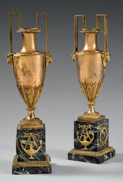null Paire de grands vases «fuseau» en bronze ciselé et doré à deux or; les cols...