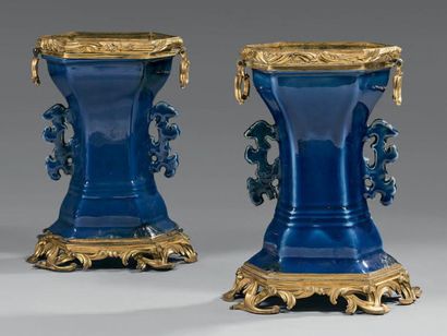 null Paire de vases balustres en porcelaine bleue de la Chine; les prises en forme...