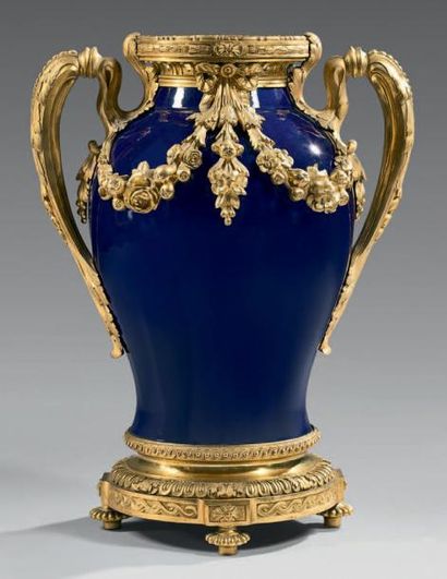 null Important vase en porcelaine à fond bleu; de forme balustre, il est monté en...