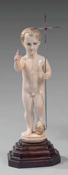 null Statuette en ivoire sculptée représentant le Christ enfant bénissant, le pied...