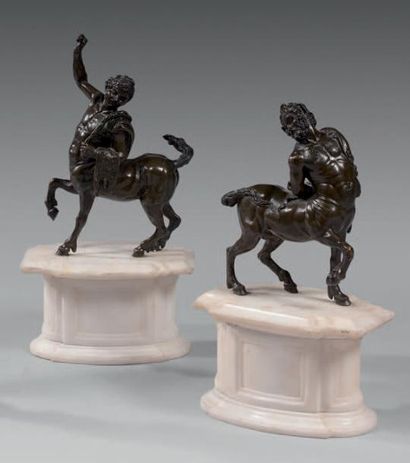 D'après l'Antique Paire de statuettes en bronze ciselé et patiné représen­tant les...