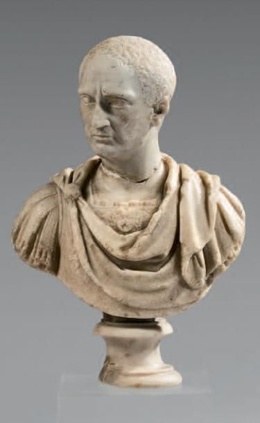 null Buste en marbres blancs représentant un empereur romain vêtu de sa chlamyde;...