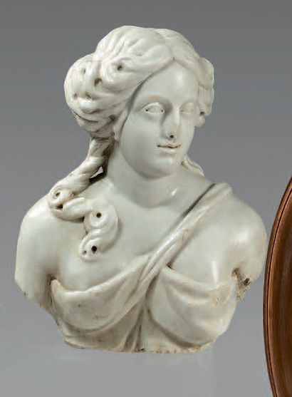 null Buste d'applique en marbre blanc de Carrare représentant une jeune femme drapée...