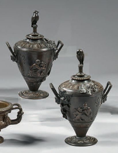null Paire de vases couverts en bronze ciselé et patiné; les couvercles à prises...