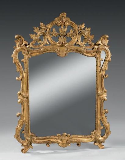 null Miroir dans un cadre en bois sculpté et doré; l'amortissement à réserve à crosses...