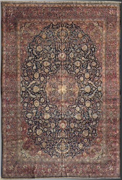 null Tapis de Keshan en laine et soie à décor de médaillon cen­tral
Perse, XXème...