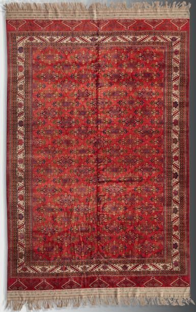 null Tapis de Yamouth Boukhara à décor de gül sur fond rouge
Turkestan, XXème siècle...
