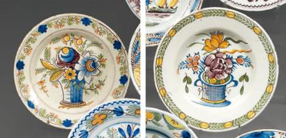 DELFT. Deux assiettes rondes, décor polychrome de vases fleuris Fin du XVIIIème siècle...