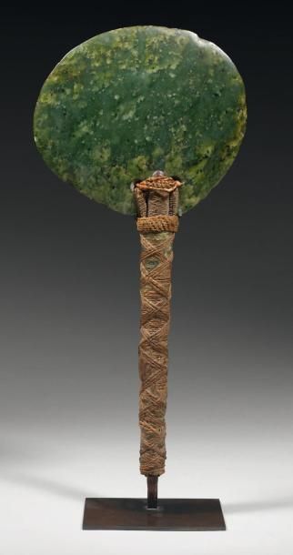 NOUVELLE-CALEDONIE. Hache cérémonielle. Bois, pierre de jade, fibres. H.: 55 cm La...