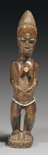 COTE D'IVOIRE. Belle statue Baoulé. Bois à patine brun foncé, collier de perles de...