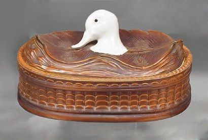 null Terrine ovale en porcelaine italienne polychrome, prise à la tête de canard...