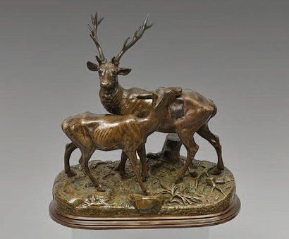 Alfred DUBUCAND Cerf et biche Bronze à patine brune nuancée signée en creux sur la...