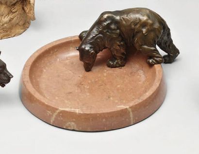 FITRE Grand vide poche en marbre surmonté d'un ours en bronze à patine brun- vert,...
