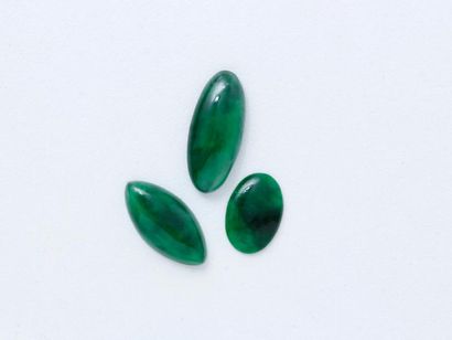 null Lot composé de 3 cabochons de jade jadéite.
Poids : 11.39 cts l’ensemble.
Ils...