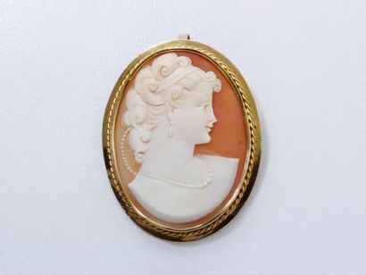 null Broche pendentif en or 750 millièmes, ornée d’un camée coquille figurant le...