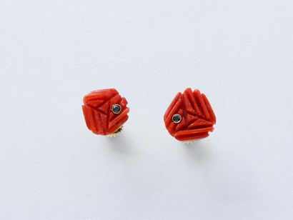 null Paire de boucles d’oreilles en or 750 millièmes, stylisant une rose en corail...