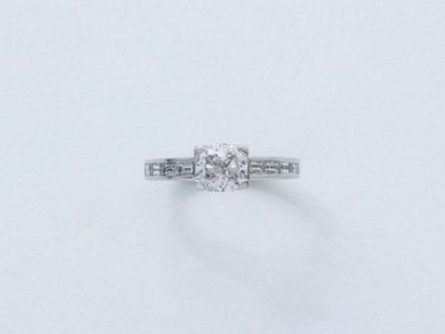 null Bague solitaire en or rhodié 750 millièmes, ornée d’un diamant brillanté de...