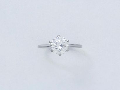 null Bague solitaire en platine 850 millièmes, ornée d’un diamant brillanté en serti...