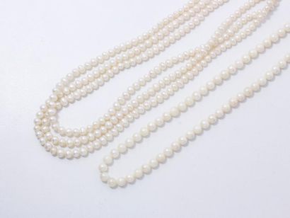 null Collier composé de 3 rangs de perles de culture d’eau douce d’environ 5.2 mm,...