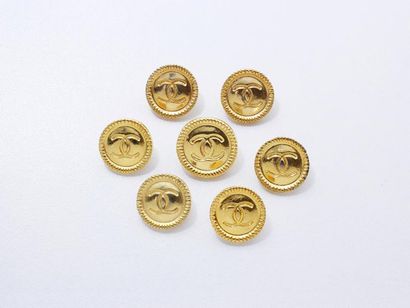 null CHANEL
Lot en métal doré, composé de 7 boutons ornés du sigle de la maison,...