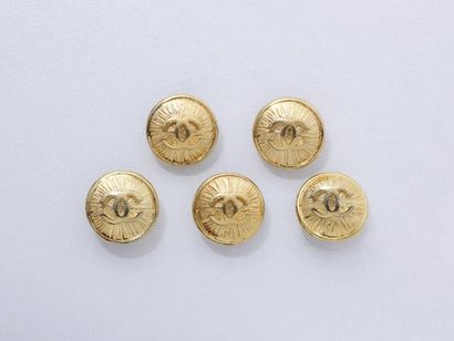 null CHANEL
Lot en métal doré composé de 5 boutons ornés du sigle de la maison dans...
