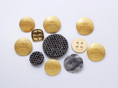 null RENA LANGE
Lot en métal doré, composé de 7 boutons, dont 6 identiques à décor...