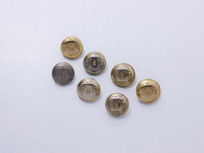 null CHANEL
Lot en métal doré, composé de 7 petits boutons ornés du sigle de la maison....